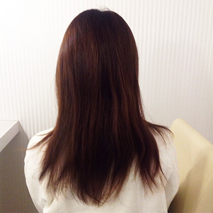 髪がパサついている女性