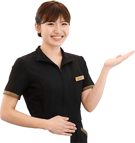 手を挙げて案内をしている女性