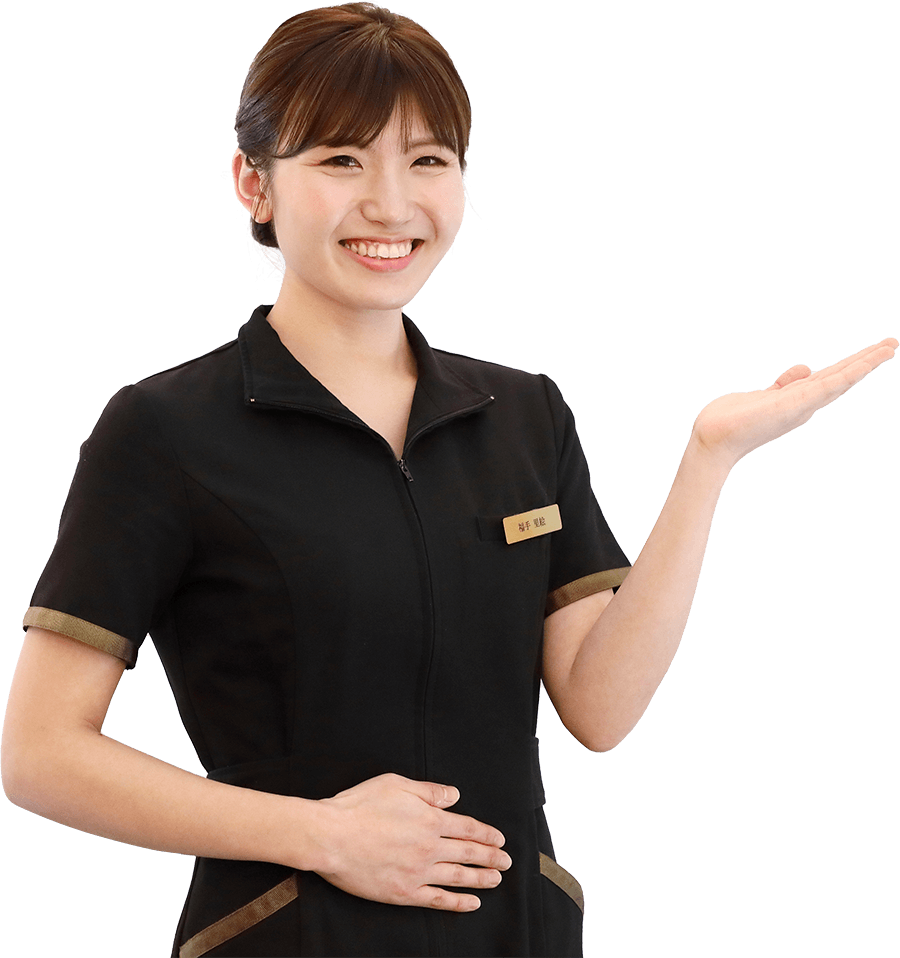 手を挙げて案内をしている女性